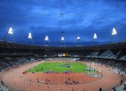 熊猫体育官网入口-当东方巨龙遇见北美雄鹿，浓眉统治级数据背后的篮球哲学