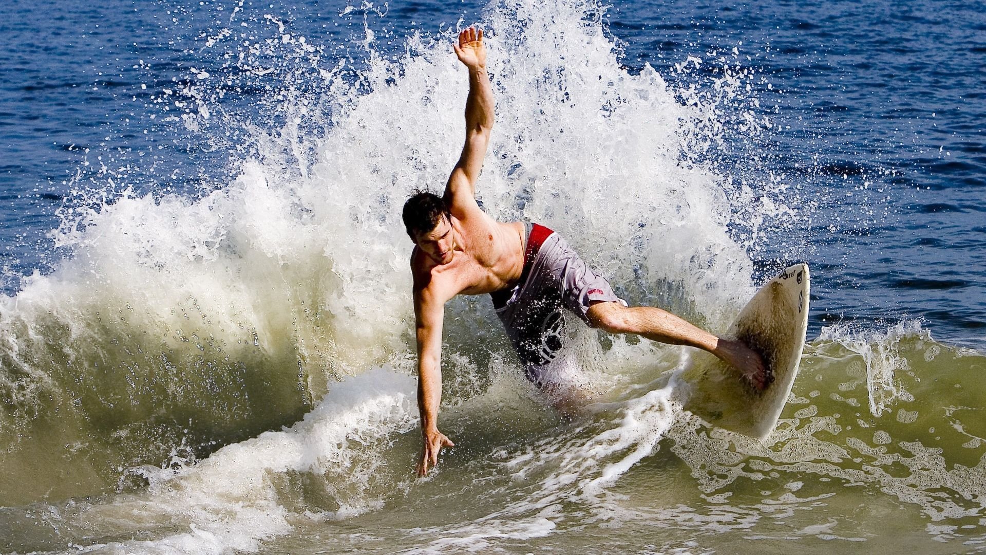绝杀之夜与火热的灵魂，当泰国队刺穿防线，郑思维在另一片赛场燃烧