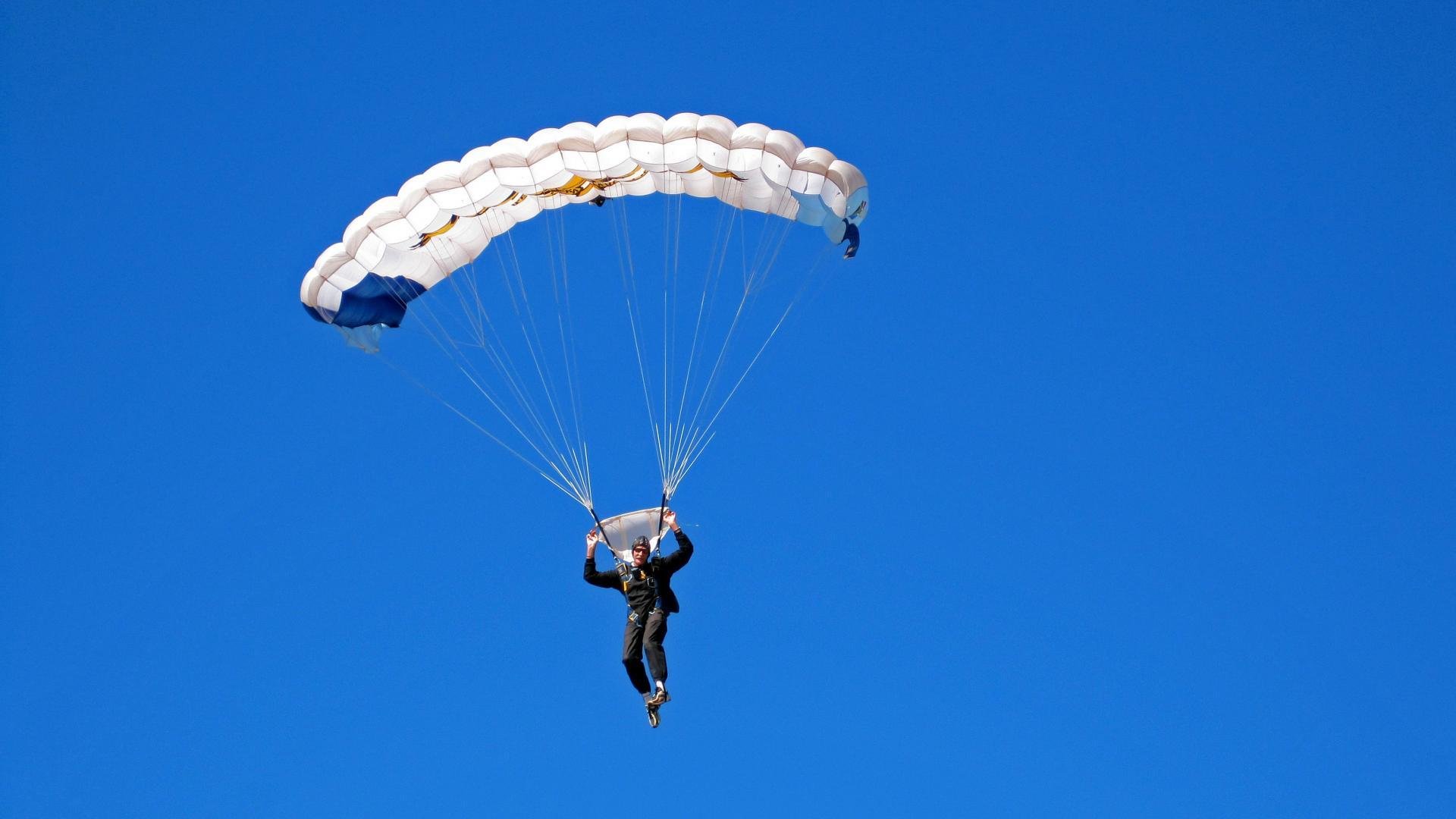 赛道上的冰与火之歌，阿斯顿马丁险胜梅赛德斯，周冠宇统治全场