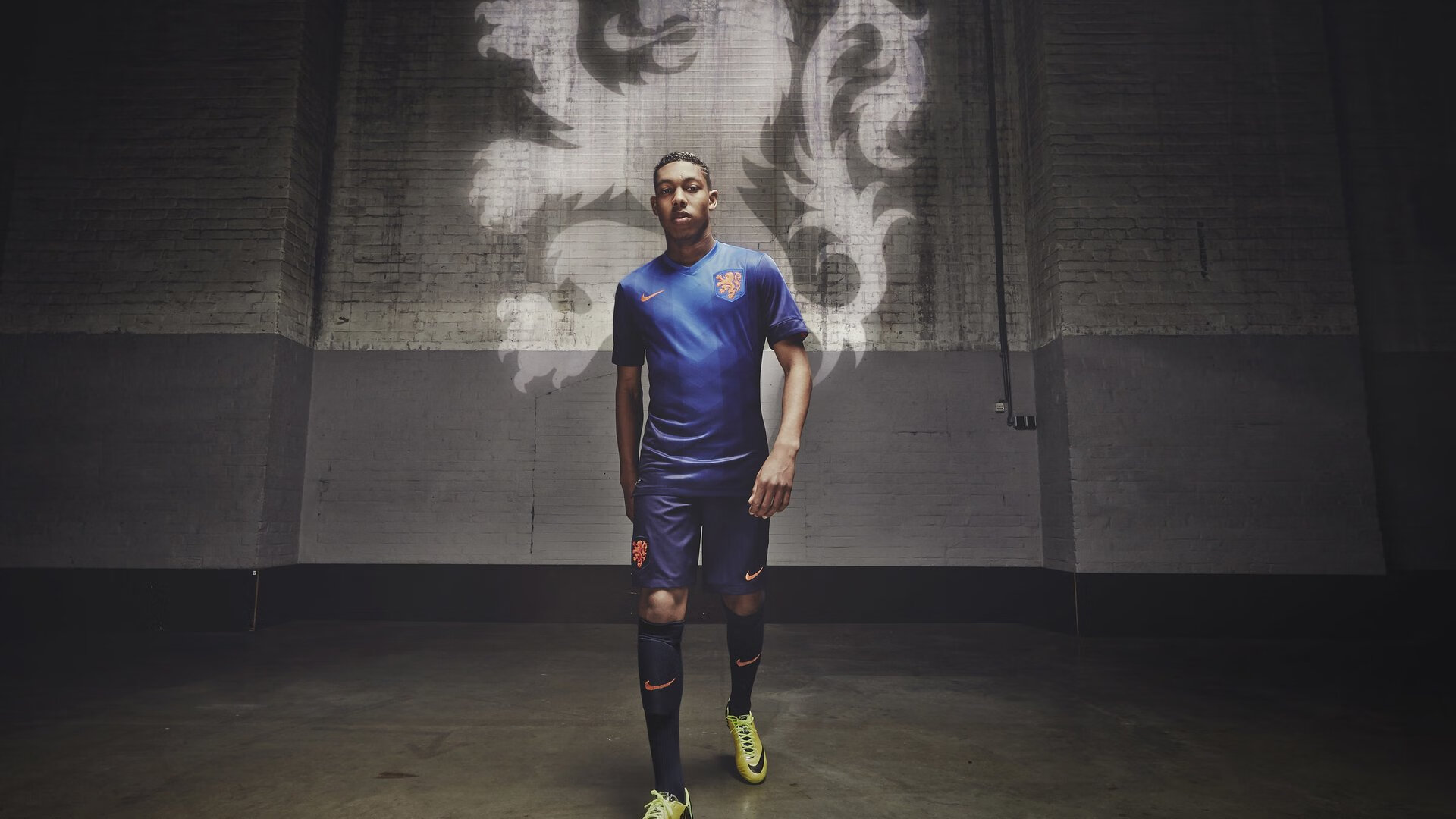 逆袭之夜，周冠宇扛旗，雷诺车队历史性完胜红牛王朝