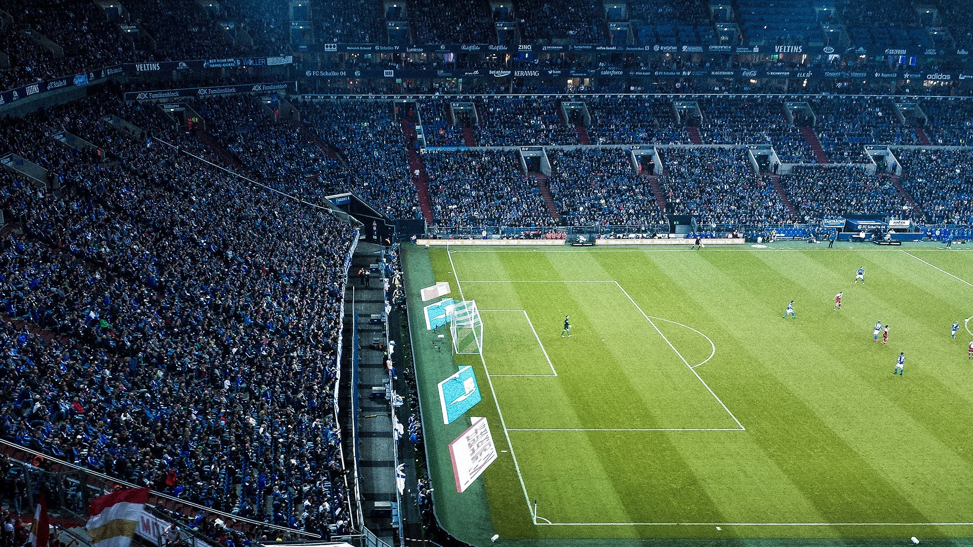 西甲国家德比之夜，伦纳德关键时刻站出来，当足球与篮球的坚韧精神在午夜交汇